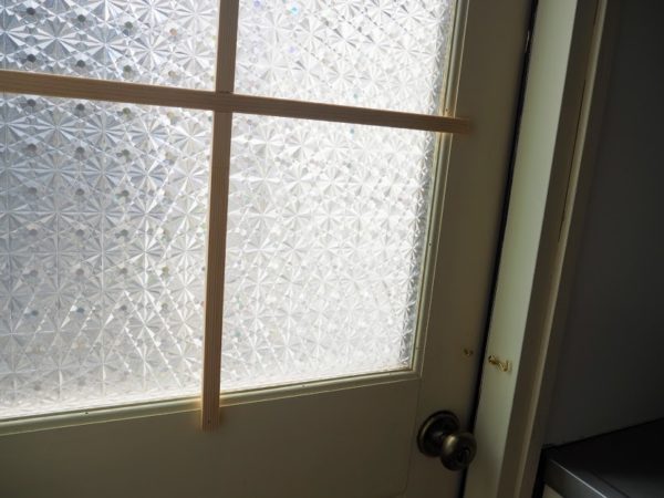 勝手口ドアの窓、目隠しシートと格子を合わせてカーテン要らずの目隠し対策。 スプンク