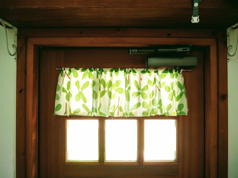 玄関ドアの窓ガラスにカーテンと窓ガラスフィルムで目隠し スプンク