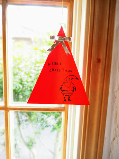 折り紙で作るクリスマスツリーを窓辺に飾る