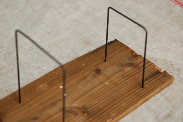 簡単DIY】10分で完成！一番簡単なブックスタンドの作り方 - スプンク