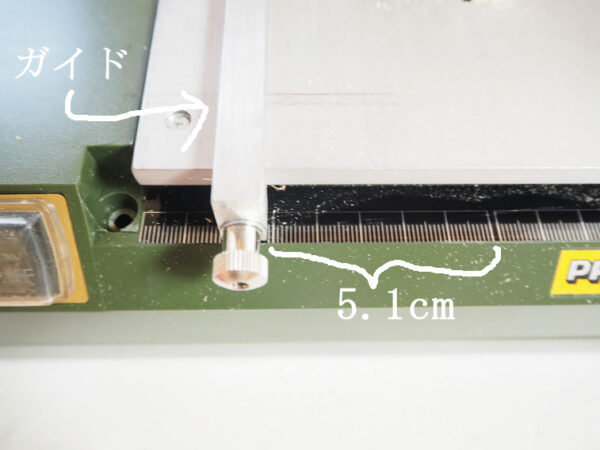 小さい木材をカットする道具