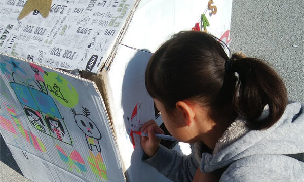 子供の工作に段ボールハウス