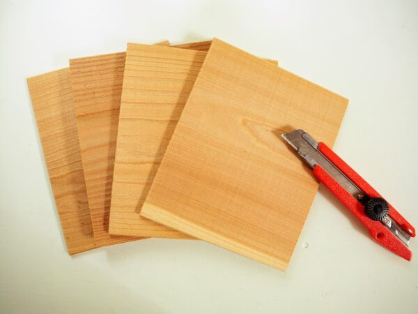 カッターで切れる板