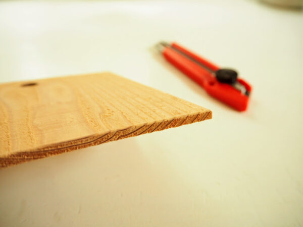 カッターで切れる板