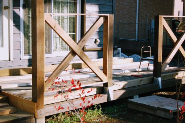 ウッドデッキの後付けフェンスDIY・金具