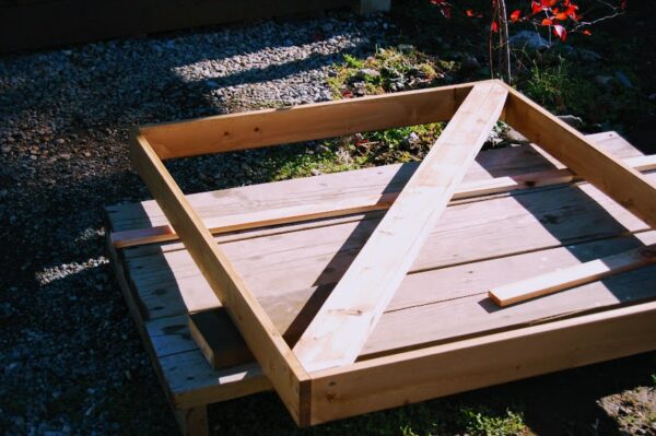 ウッドデッキの後付けフェンスDIY・金具