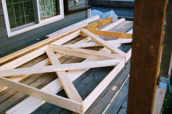 ウッドデッキの後付けフェンスDIY・金具