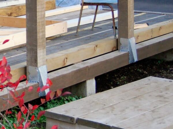 ウッドデッキの後付けフェンスDIY・金具