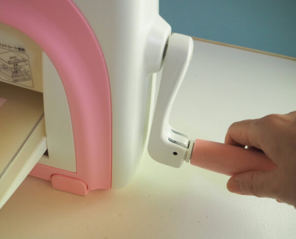 ダイカットマシンで段ボールカット