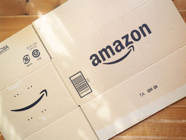 ダイカットマシンで段ボールカット