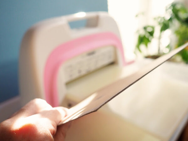 ダイカットマシンで段ボールカット