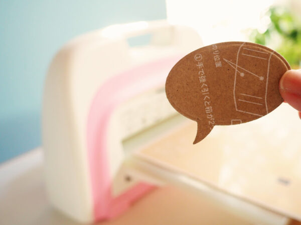 ダイカットマシンで段ボールカット