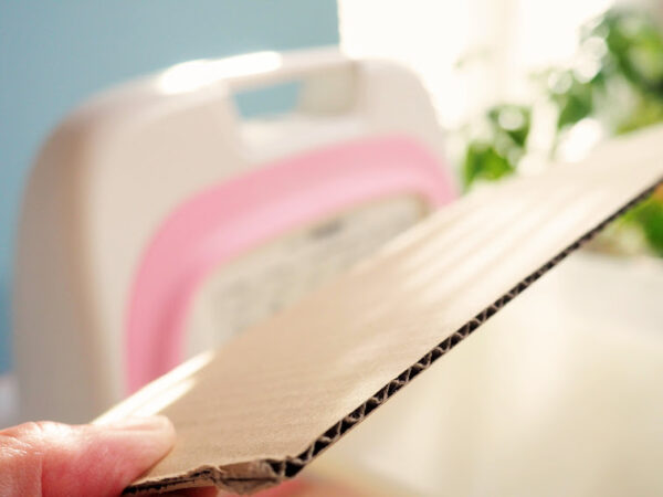 ダイカットマシンで段ボールカット