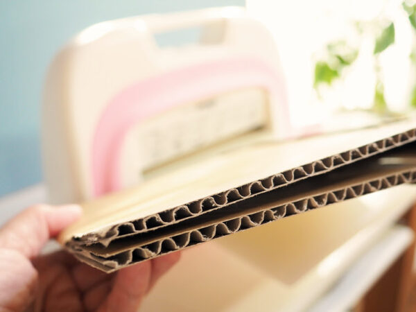 ダイカットマシンで段ボールカット