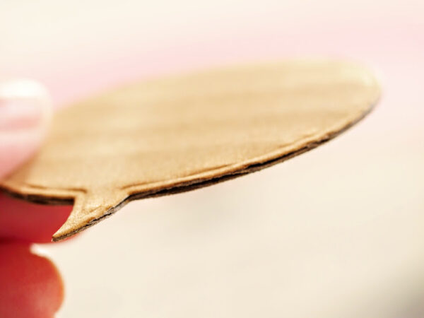 ダイカットマシンで段ボールカット