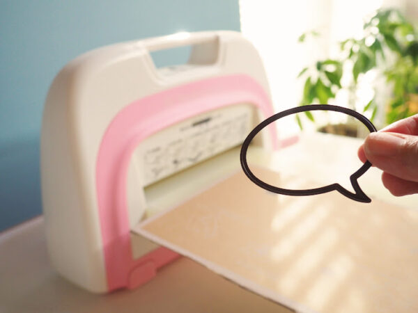 ダイカットマシンで段ボールカット