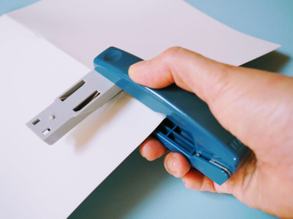 普通のホッチキスで作る中綴じノート