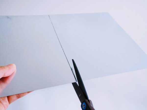 セリアのブリキプレートは普通のハサミで切れる?