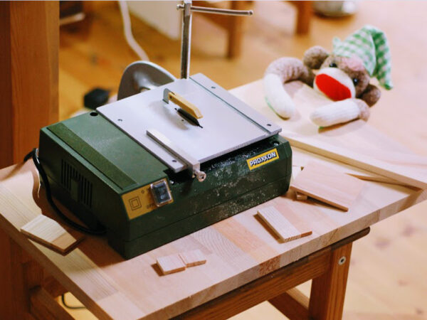 小さい木材をカットする道具