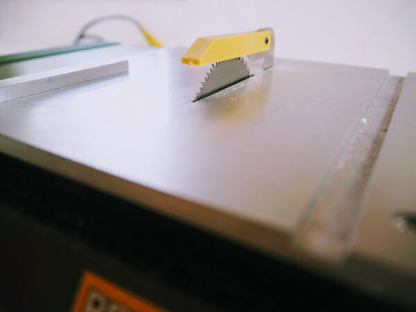 小さい木材をカットする道具