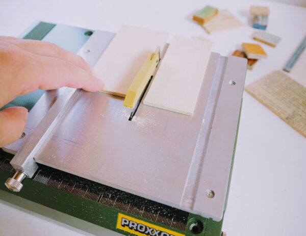 小さい木材をカットする道具