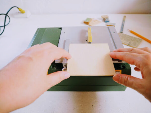 小さい木材をカットする道具