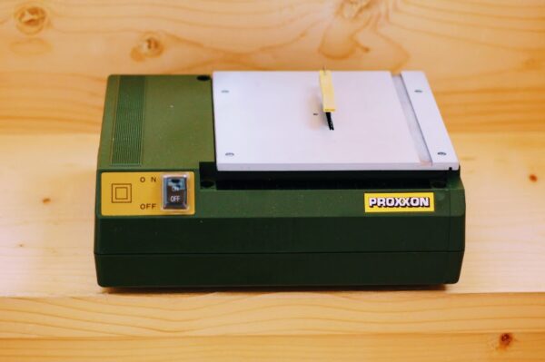 小さい木材をカットする道具