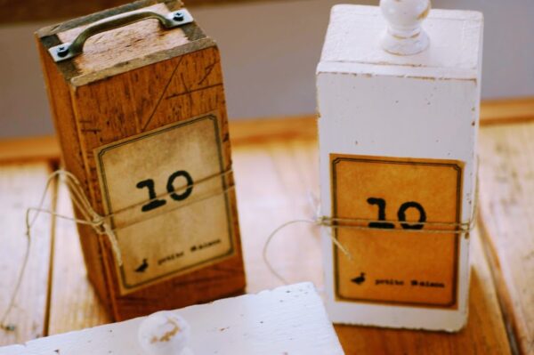 ワトコオイルの上からペンキを塗ったアンティーク風塗装