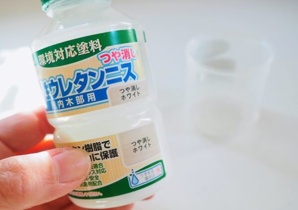 白ペンキを塗ったテーブルの保護