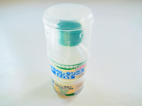 白ペンキを塗ったテーブルの保護