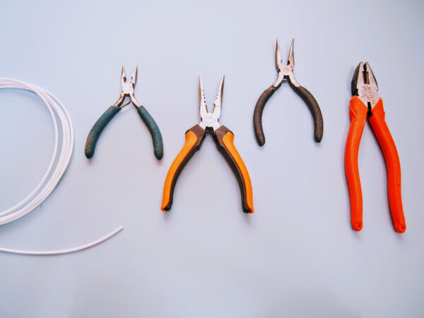 ラジオペンチで針金を切る