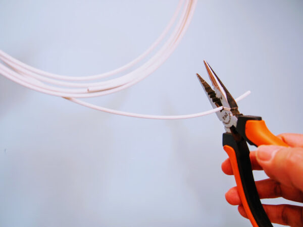 ラジオペンチで針金を切る