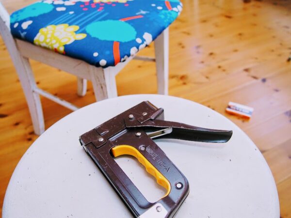 座面張り替えに使うタッカー