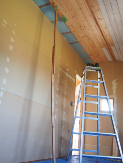 一人で天井板を張る