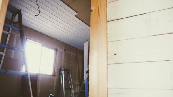 一人で天井板を張る