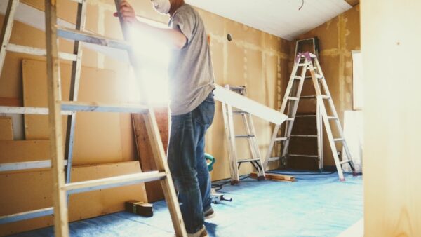 一人で天井板を張る