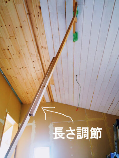 一人で天井板を張る