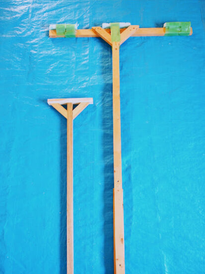 一人で天井板を張る