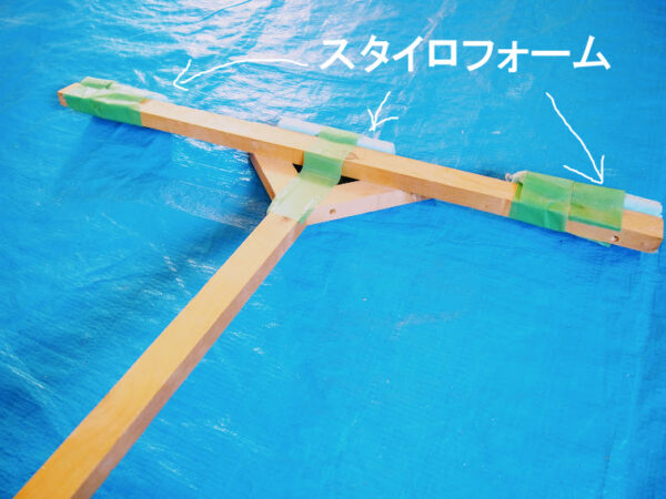 一人で天井板を張る