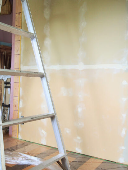 バターミルクペイントを石膏ボードの壁に塗ってみた