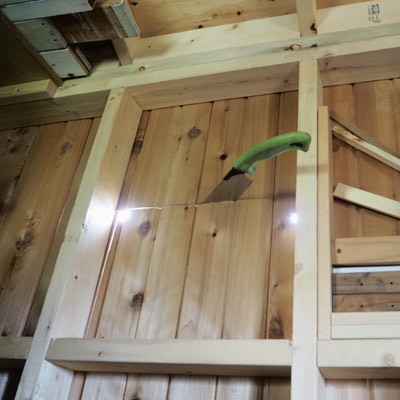 小屋に窓を作った