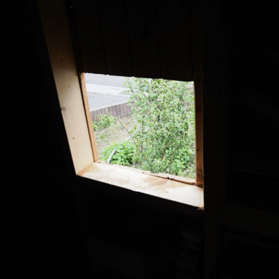 小屋に窓を作った
