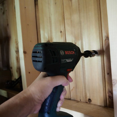 小屋に窓を作った