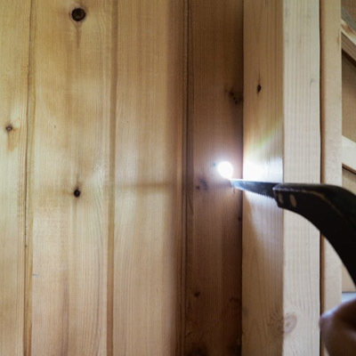 小屋に窓を作った