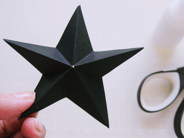 折り紙で星を作る