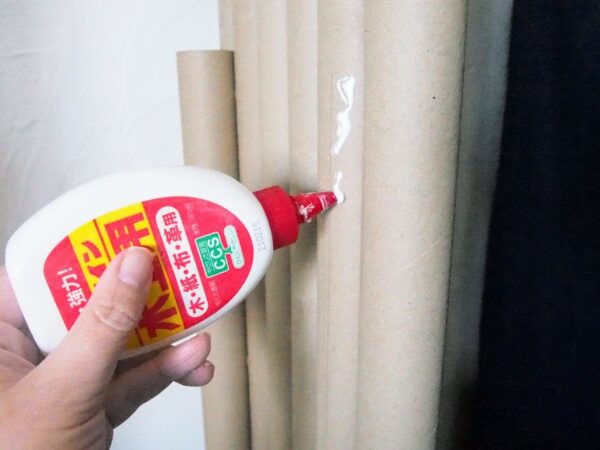 細いノズルのボンド