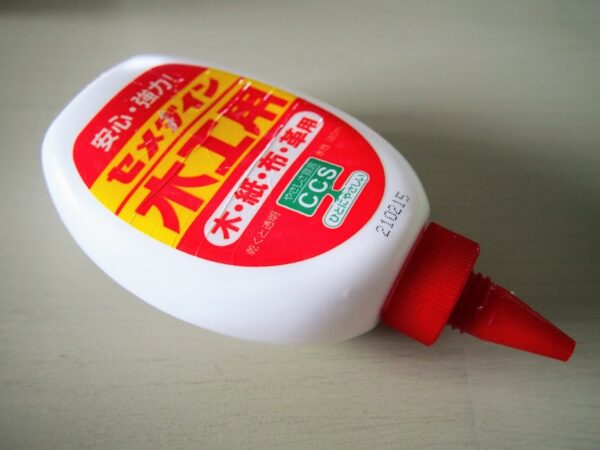 細いノズルのボンド