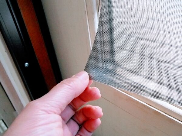 家の中から外は見えるが外からは中が見えない窓フィルム貼ってみた