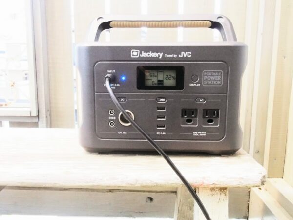 ソーラーパネルとポータブル電源のつなぎ方