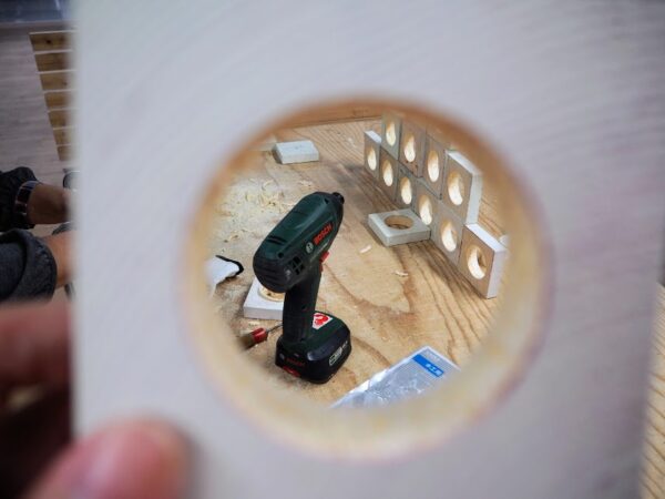 板に穴をあける